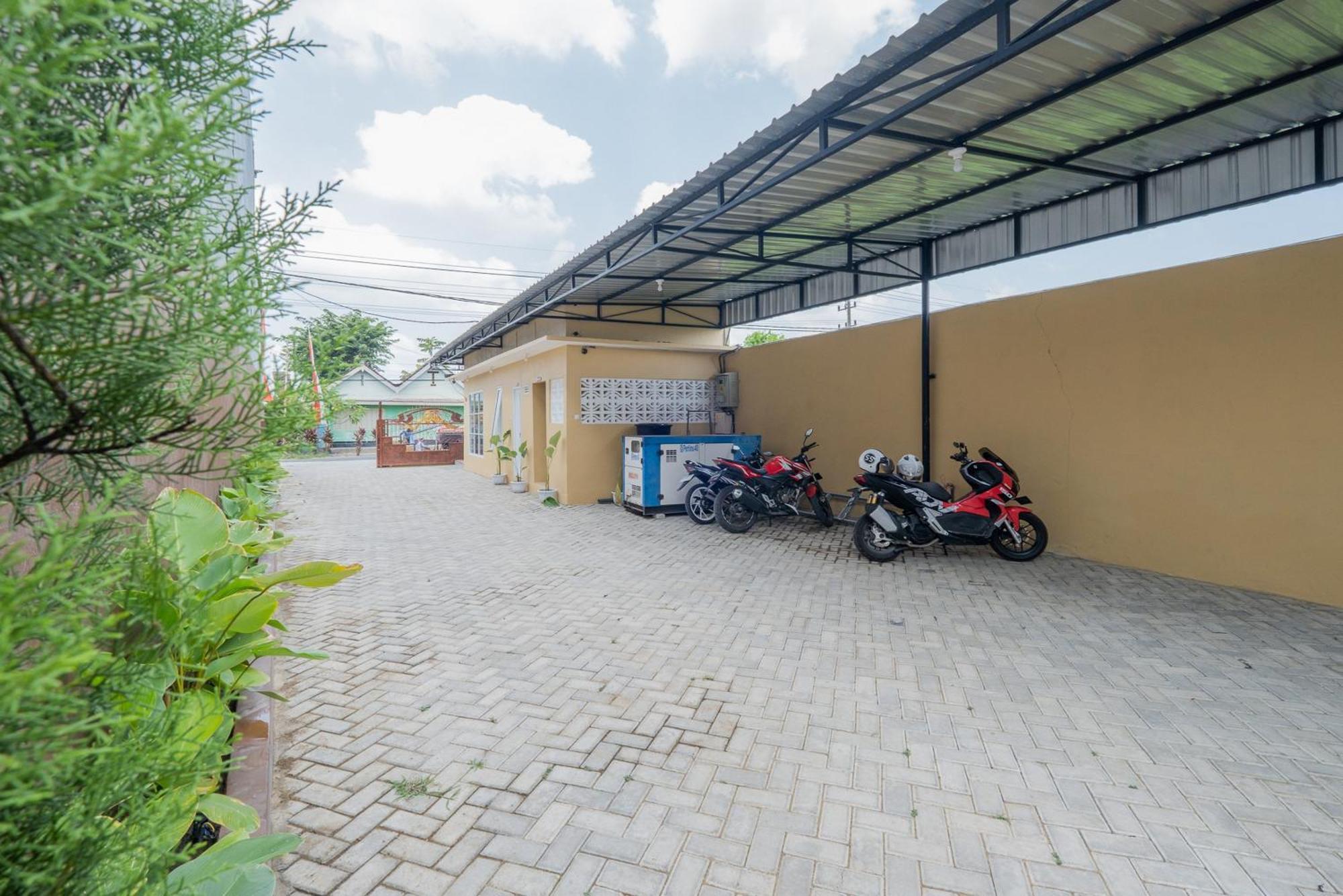 Reddoorz Syariah Near Rsud Dr Iskak Tulungagung Hotel Kedungwaru Exterior photo
